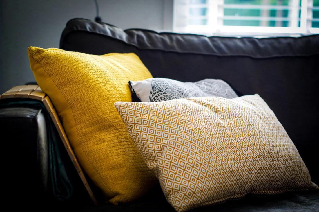 How to Combine Patterned and Solid Pillow Covers on a Sofa