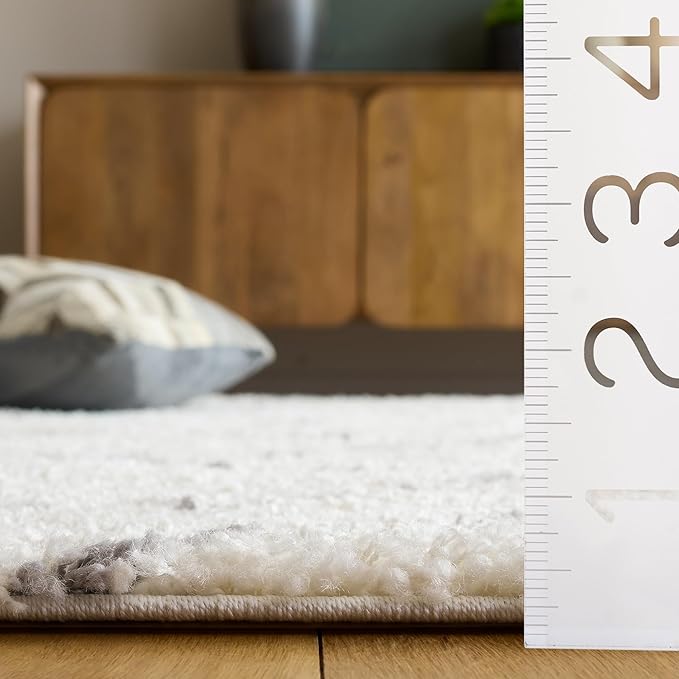 SAFAVIEH Arizona Shag Collection Area Rug - 5'1" x 7'6", Ivory & Grey, Moroccan Boho Design, Non-Shedding & Easy to Clean, Ideal for Living Room, Bedroom, Dining Space (ASG743F)