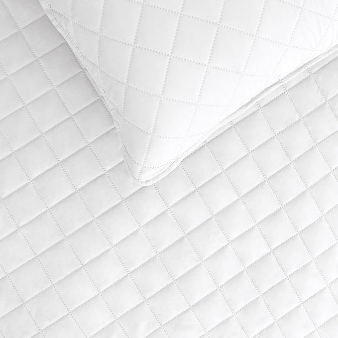 Easy-Going Queen Plus Size Reversible Quilt Set with 1 Quilt and 2 Pillow Shams, Soft Bed Quilt Cover, Water Resistant Lightweight Microfiber Bedspread, Stain Resistant, White/White