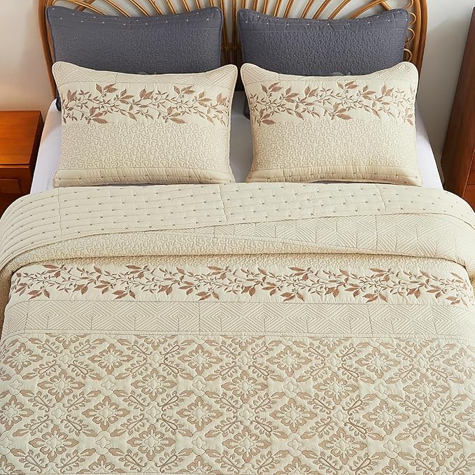 EVENHUG Floral Embroidered Quilt Set King Size 3 Piece Bedding Set Reversible Farmhouse Bedspread Coverlet with 2 Pillow Shams Lightweight Soft Bed Cover for All Season(106"X 96",Beige)