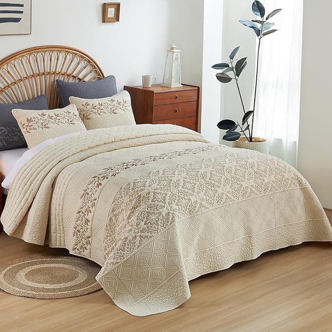 EVENHUG Floral Embroidered Quilt Set Queen Size 3 Piece Bedding Set Reversible Farmhouse Bedspread Coverlet with 2 Pillow Shams Lightweight Soft Bed Cover for All Season(92"X 96",Beige)