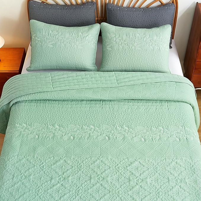 EVENHUG Floral Embroidered Quilt Set King Size 3 Piece Bedding Set Reversible Farmhouse Bedspread Coverlet with 2 Pillow Shams Lightweight Soft Bed Cover for All Season(106"X 96",Green)