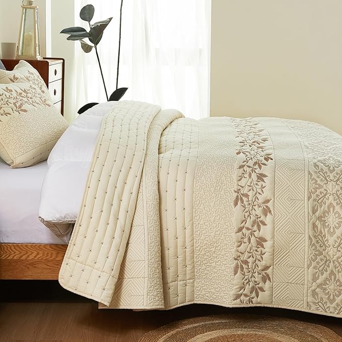EVENHUG Floral Embroidered Quilt Set King Size 3 Piece Bedding Set Reversible Farmhouse Bedspread Coverlet with 2 Pillow Shams Lightweight Soft Bed Cover for All Season(106"X 96",Beige)