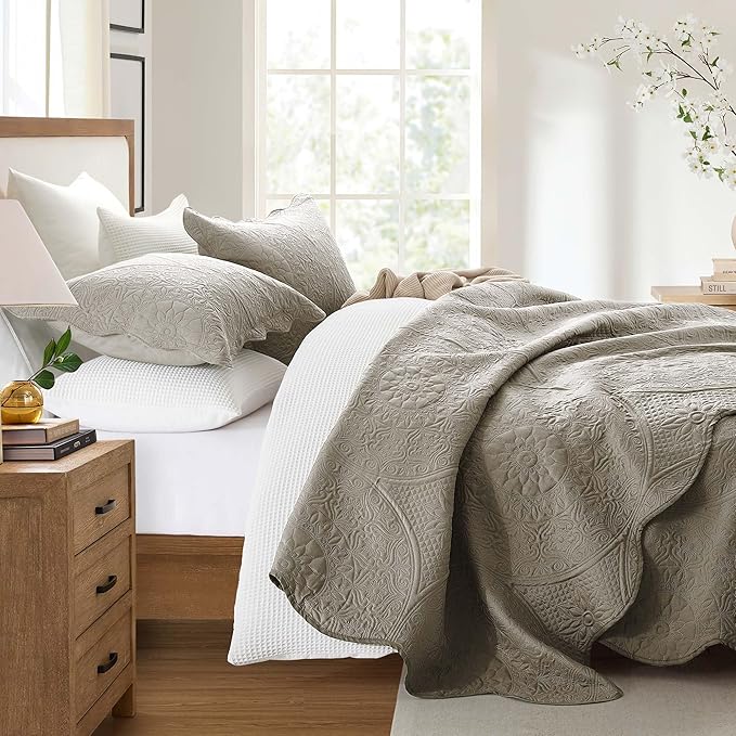 IR Imperial Rooms 8 Pack Quilt King Size Bedding (106" x 96") - Bulk Wholesale for Hotels, Guest Bedroom & Airbnbs - Lightweight Microfiber Reversible Floral Embossed Quilts Bedspreads (Beige)