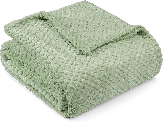 PAVILIA Sage Green Throw Blanket for Couch Bed, Soft Fleece Throws for Sofa Chair, Fuzzy Waffle Textured Blanket, Cozy Warm Lightweight All Season Blanket Throw, 50x60