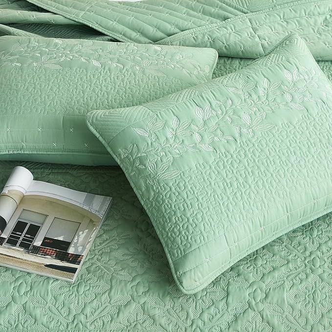 EVENHUG Floral Embroidered Quilt Set King Size 3 Piece Bedding Set Reversible Farmhouse Bedspread Coverlet with 2 Pillow Shams Lightweight Soft Bed Cover for All Season(106"X 96",Green)