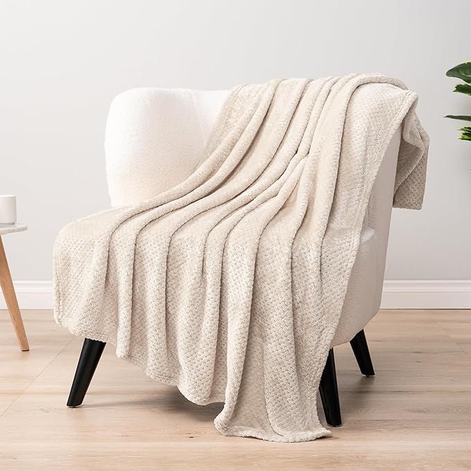 PAVILIA Beige Cream Throw Blanket for Couch Bed, Soft Fleece Throws for Sofa Chair, Fuzzy Waffle Textured Blanket, Cozy Warm Lightweight All Season Blanket Throw, 50x60