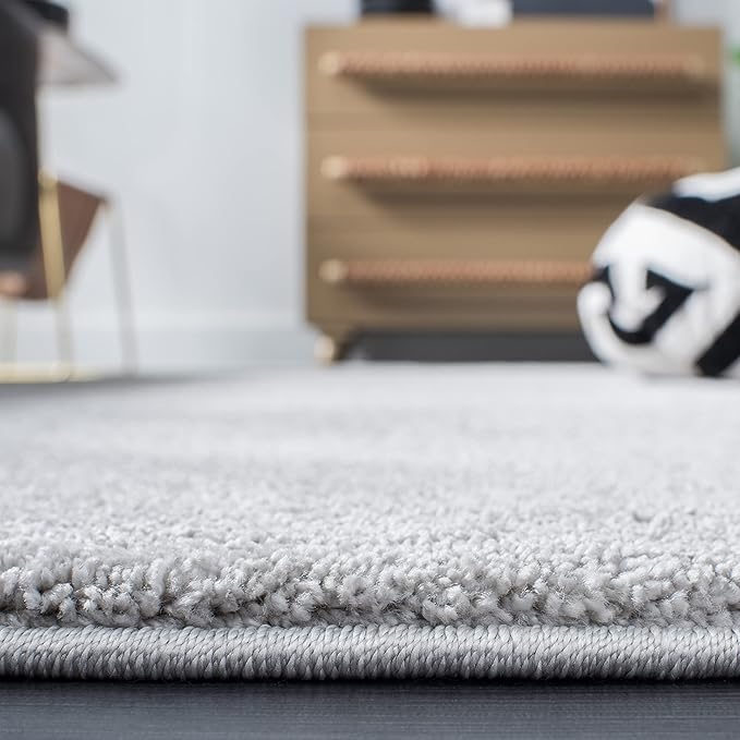 SAFAVIEH Plain and Solid Collection Area Rug - 6'7" x 9', Light Grey, Non-Shedding & Easy Care, Ideal for High Traffic Areas in Living Room, Bedroom (PNS320-4424)