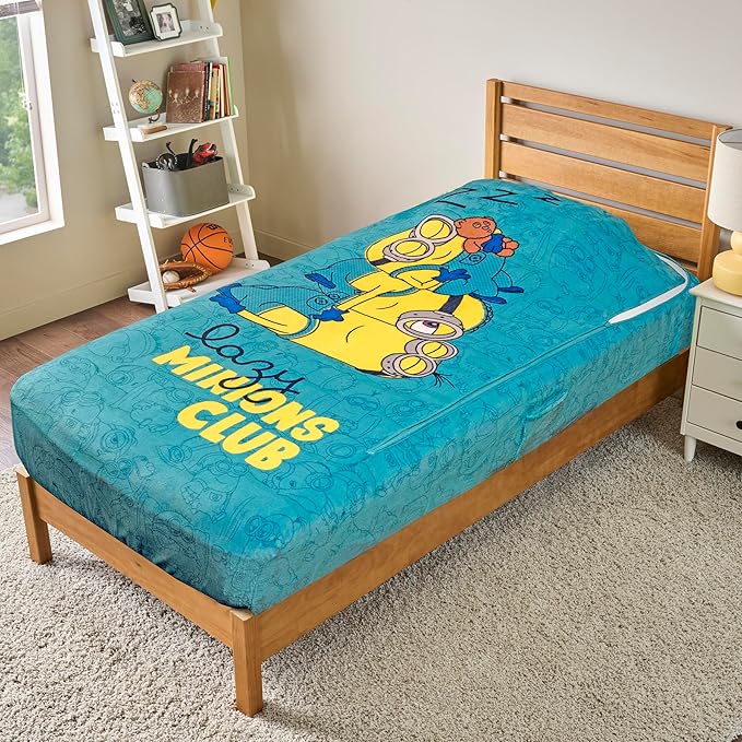 ZippySack Twin Bed Zip-Up Bedding – Super Soft Fleece Fitted Blanket with Side Pocket & Durable Zipper – Easy Bed-Making for Kids (Minions)