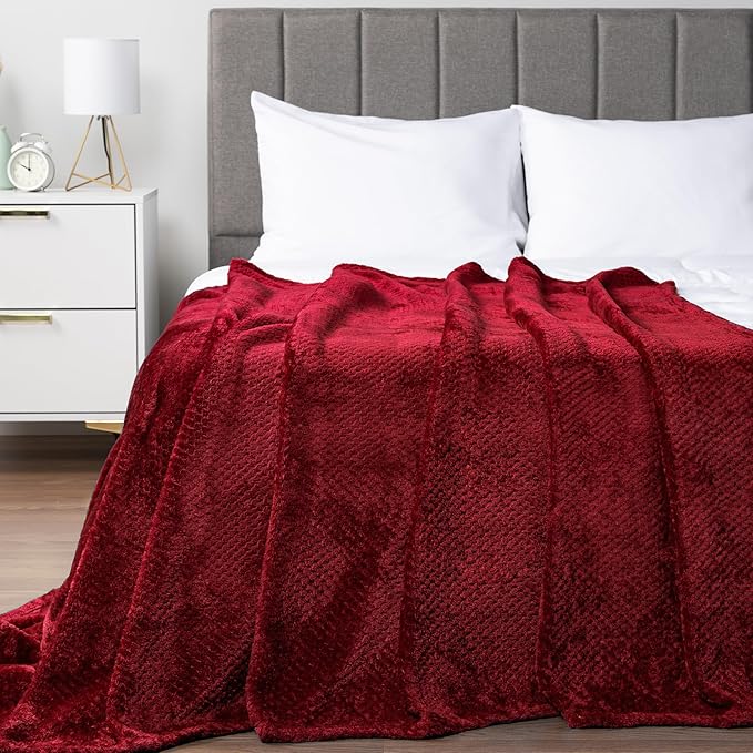 PAVILIA Maroon Red Throw Blanket for Couch Bed, Soft Fleece Throws for Sofa Chair, Fuzzy Waffle Textured Blanket, Cozy Warm Lightweight All Season Blanket Throw, 50x60